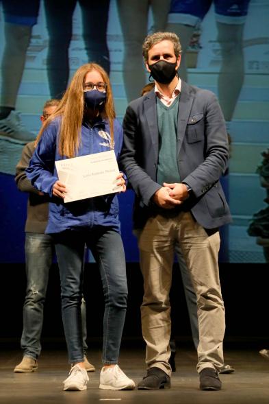 Gala del Deporte 2020 - Imagen de una de las deportistas premiadas, posando con su diploma  después de haberlo recibido de manos del edil Aitor Retolaza.