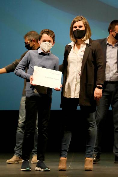 Gala del Deporte 2020 - Imagen de uno de los deportistas premiados, posando con su diploma  después de haberlo recibido de manos de la concejala de deportes María Espín.