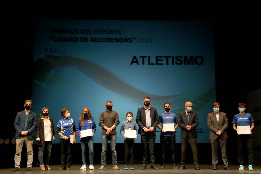 Gala del Deporte 2020 - Imagen de autoridades presentes en el acto posando con algunos de los atletas premiados.