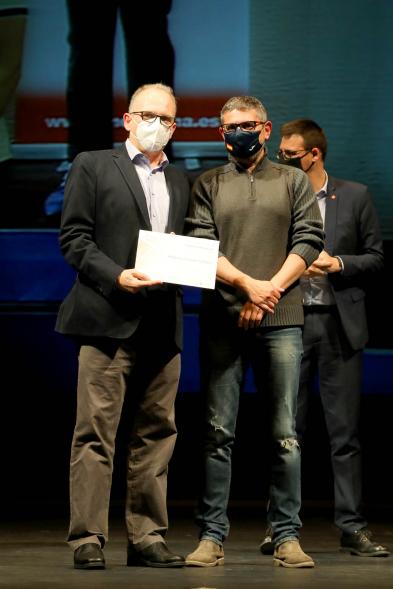 Gala del Deporte 2020 - Imagen de uno de los  premiados posando con su diploma después de haberlo recibido de manos del alcalde Rafael Sánchez Acera.