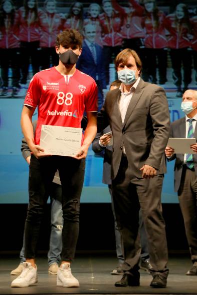 Gala del Deporte 2020 - Imagen de uno de los deportistas premiados, posando con su diploma.