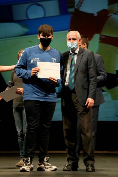 Gala del Deporte 2020 - Imagen de uno de los deportistas premiados, posando con su diploma.