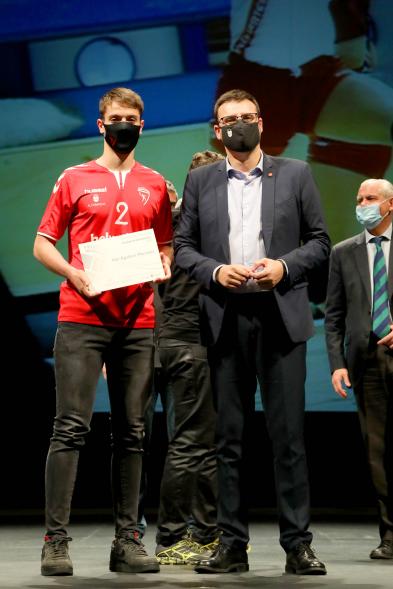 Gala del Deporte 2020 -  Imagen de uno de los deportistas premiados posando con su diploma después de haberlo recibido de manos del  vicealcalde Miguel Ángel Arranz.