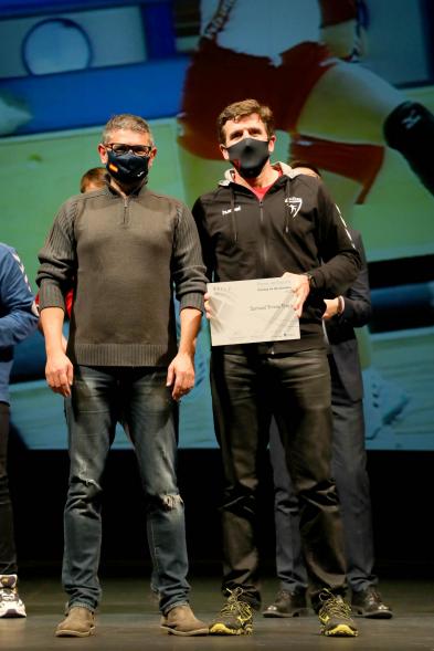 Gala del Deporte 2020 - Imagen de uno de los deportistas premiados posando con su diploma después de haberlo recibido de manos del alcalde Rafael Sánchez Acera.