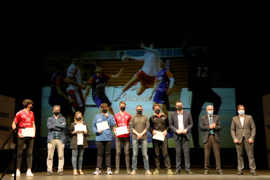 Gala del Deporte 2020 - Imagen de autoridades presentes en el acto posando con algunos de los atletas premiados.