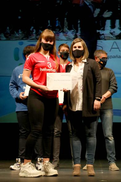 Gala del Deporte 2020 - Imagen de una de las deportistas premiadas, posando con su diploma  después de haberlo recibido de manos de la concejala de deportes María Espín.