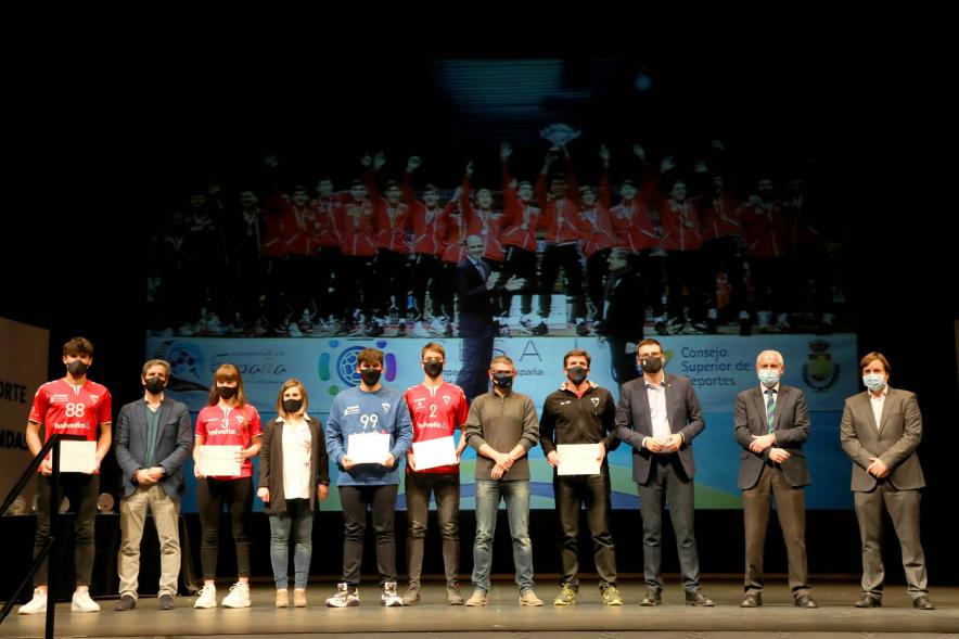 Gala del Deporte 2020 - Imagen de autoridades presentes en el acto posando con algunos de los atletas premiados.