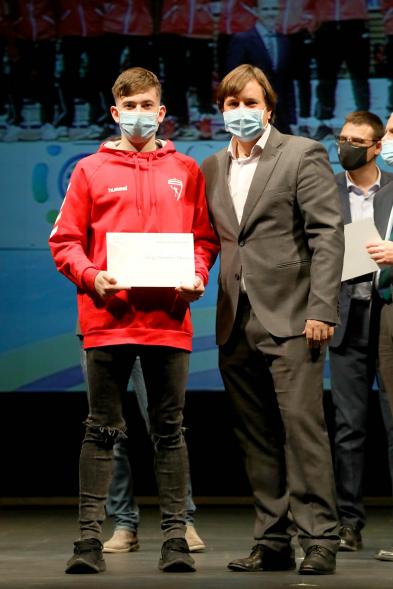 Gala del Deporte 2020 - Imagen de uno de los deportistas premiados, posando con su diploma.