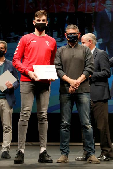 Gala del Deporte 2020 - Imagen de uno de los deportistas premiados posando con su diploma después de haberlo recibido de manos del alcalde Rafael Sánchez Acera.