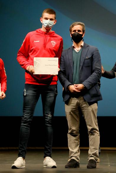 Gala del Deporte 2020 - Imagen de uno de los deportistas premiados, posando con su diploma  después de haberlo recibido de manos del edil Aitor Retolaza.