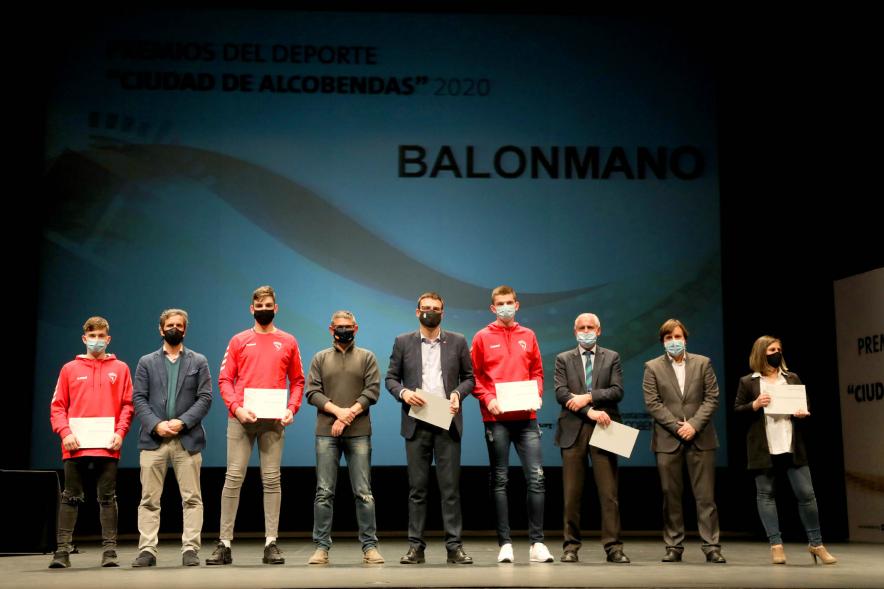 Gala del Deporte 2020 - Imagen de autoridades presentes en el acto posando con algunos de los atletas premiados.