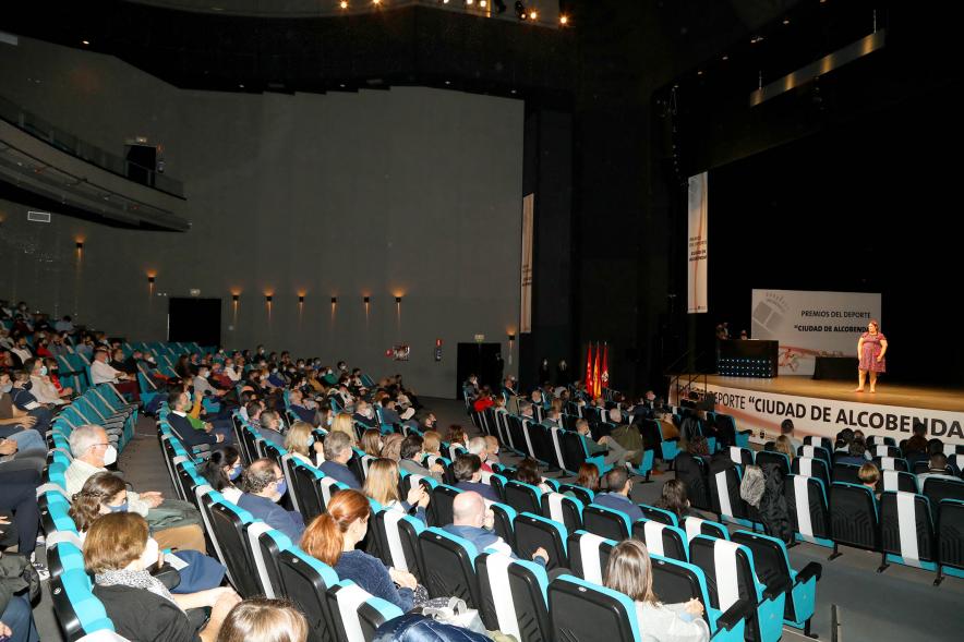 Gala del Deporte 2020 - Imagen panorámica donde vemos a parte del público asistente y a lo lejos el escenario.