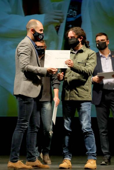 Gala del Deporte 2020 - Imagen de uno de los  premiados, recibiendo su diploma.
