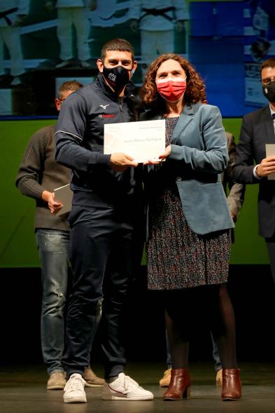 Gala del Deporte 2020 - Imagen de uno de los deportistas premiados, posando con su diploma  después de haberlo recibido de manos de la edil Ana Sotos.