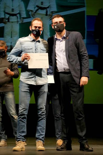 Gala del Deporte 2020 - Imagen de uno de los deportistas premiados posando con su diploma después de haberlo recibido de manos del  vicealcalde Miguel Ángel Arranz.