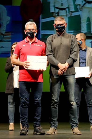 Gala del Deporte 2020 - Imagen de uno de los  premiados posando con su diploma después de haberlo recibido de manos del alcalde Rafael Sánchez Acera.