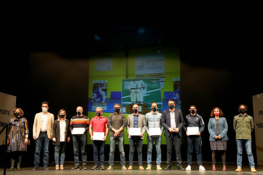 Gala del Deporte 2020 - Imagen de autoridades presentes en el acto posando con algunos de los premiados.