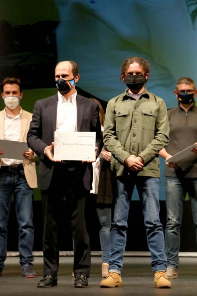 Gala del Deporte 2020 - Imagen de uno de los  premiados, posando con su diploma.