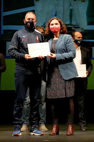 Gala del Deporte 2020 - Imagen de uno de los premiados, posando con su diploma  después de haberlo recibido de manos de la edil Ana Sotos.