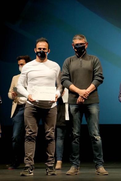 Gala del Deporte 2020 - Imagen de uno de los premiados posando con su diploma después de haberlo recibido de manos del alcalde Rafael Sánchez Acera.