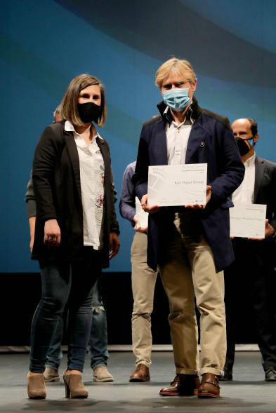 Gala del Deporte 2020 - Imagen de uno de los premiados, posando con su diploma  después de haberlo recibido de manos de la concejala de deportes María Espín.