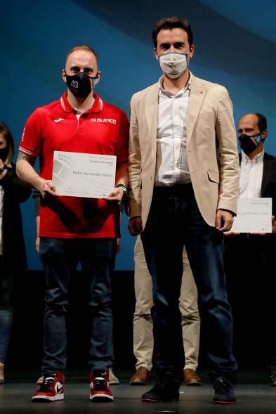 Gala del Deporte 2020 - Imagen de uno de los premiados, posando con su diploma.