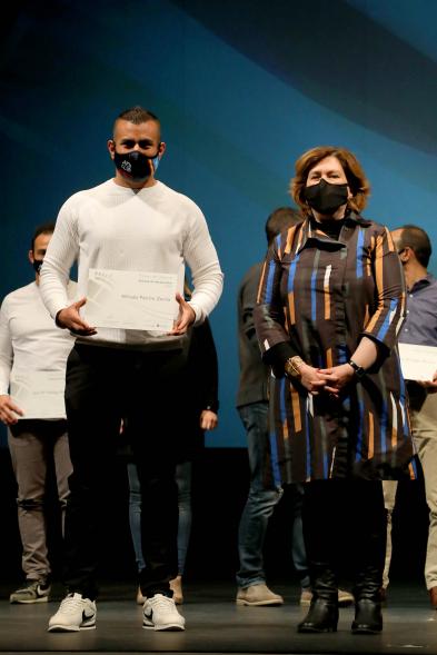 Gala del Deporte 2020 - Imagen de uno de los premiados, posando con su diploma.