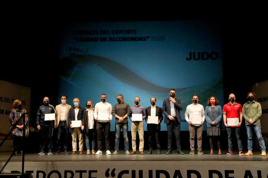 Gala del Deporte 2020 - Imagen de autoridades presentes en el acto posando con algunos de los premiados.