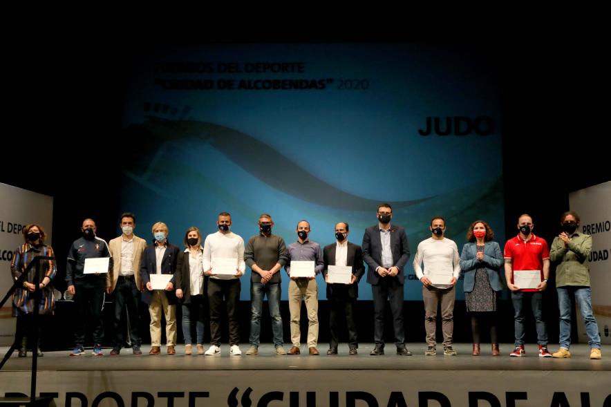 Gala del Deporte 2020 - Imagen de autoridades presentes en el acto posando con algunos de los premiados.