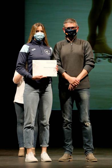 Gala del Deporte 2020 - Imagen de una de las premiadas posando con su diploma después de haberlo recibido de manos del alcalde Rafael Sánchez Acera.
