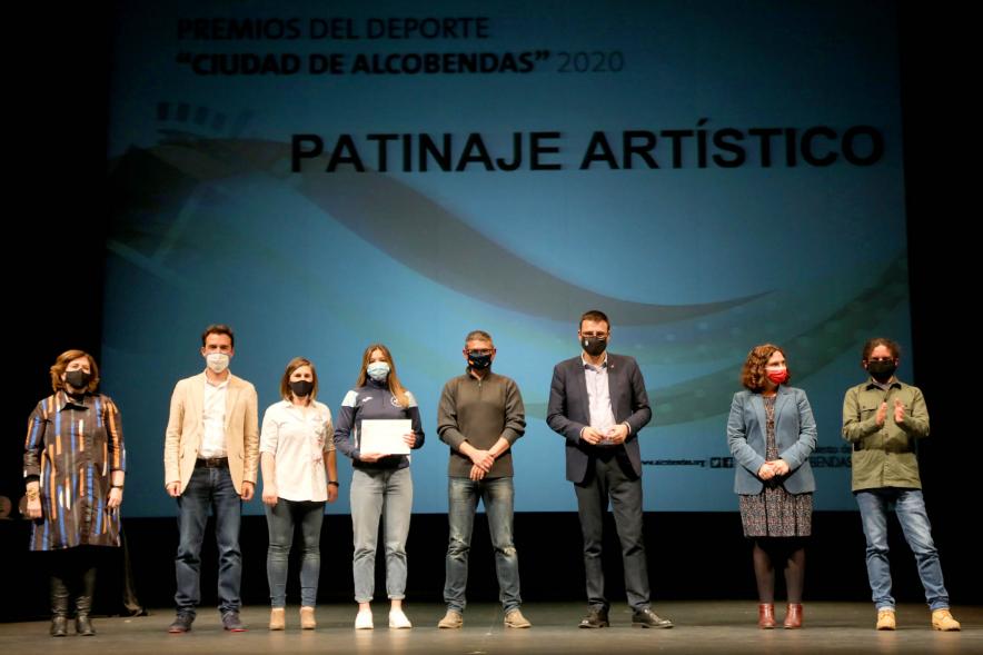 Gala del Deporte 2020 - Imagen de autoridades presentes en el acto posando con algunos de los premiados.