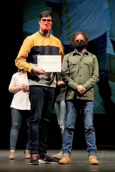 Gala del Deporte 2020 - Imagen de uno de los premiados, posando con su diploma.