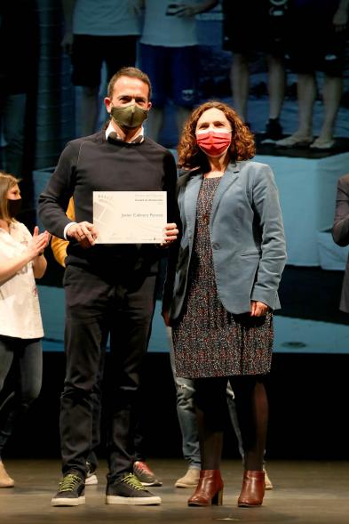 Gala del Deporte 2020 - Imagen de uno de los premiados, posando con su diploma  después de haberlo recibido de manos de la edil Ana Sotos.
