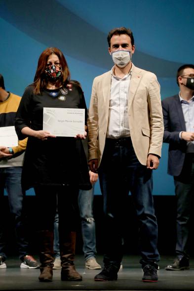 Gala del Deporte 2020 - Imagen de una de las premiadas, posando con su diploma.