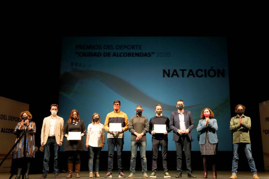 Gala del Deporte 2020 - Imagen de autoridades presentes en el acto posando con algunos de los premiados.