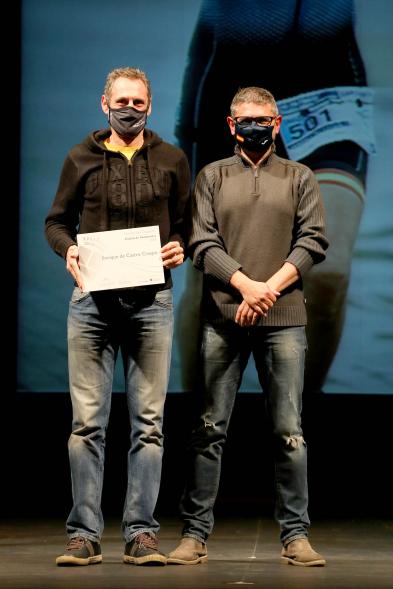 Gala del Deporte 2020 - Imagen de uno de los premiados posando con su diploma después de haberlo recibido de manos del alcalde Rafael Sánchez Acera.