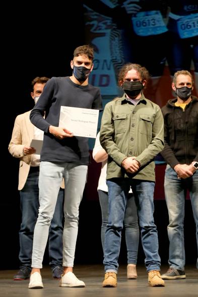 Gala del Deporte 2020 - Imagen de uno de los premiados, posando con su diploma.