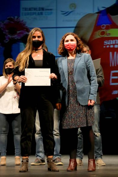 Gala del Deporte 2020 - Imagen de una de las premiadas, posando con su diploma  después de haberlo recibido de manos de la edil Ana Sotos.