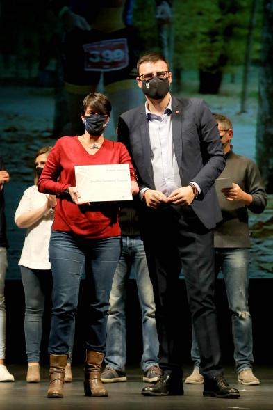 Gala del Deporte 2020 - Imagen de una de las premiadas posando con su diploma después de haberlo recibido de manos del  vicealcalde Miguel Ángel Arranz.