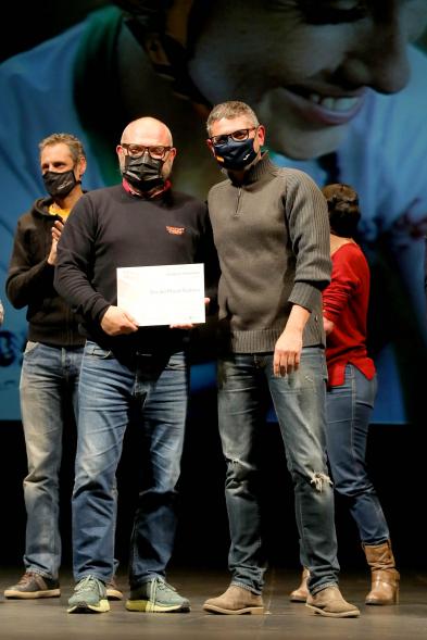 Gala del Deporte 2020 - Imagen de uno de los premiados posando con su diploma después de haberlo recibido de manos del alcalde Rafael Sánchez Acera.