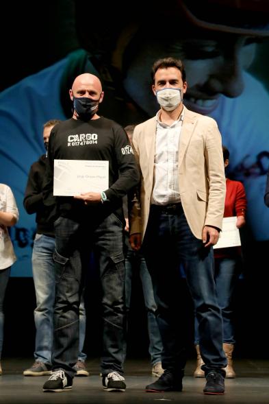 Gala del Deporte 2020 - Imagen de uno de los premiados, posando con su diploma.