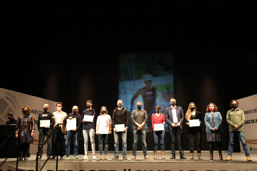 Gala del Deporte 2020 - Imagen de autoridades presentes en el acto posando con algunos de los premiados.