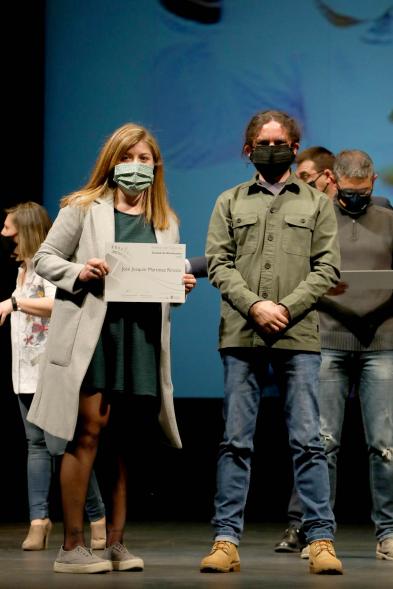 Gala del Deporte 2020 - Imagen de una de las premiadas, posando con su diploma.