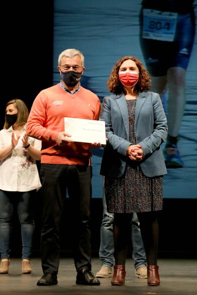 Gala del Deporte 2020 - Imagen de uno de los premiados, posando con su diploma  después de haberlo recibido de manos de la edil Ana Sotos.