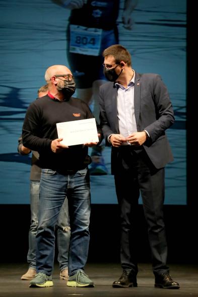 Gala del Deporte 2020 - Imagen de uno de los premiados posando con su diploma después de haberlo recibido de manos del  vicealcalde Miguel Ángel Arranz.