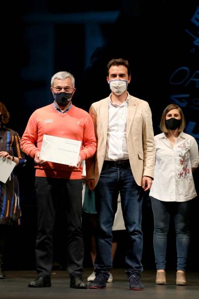 Gala del Deporte 2020 - Imagen de uno de los premiados, posando con su diploma.