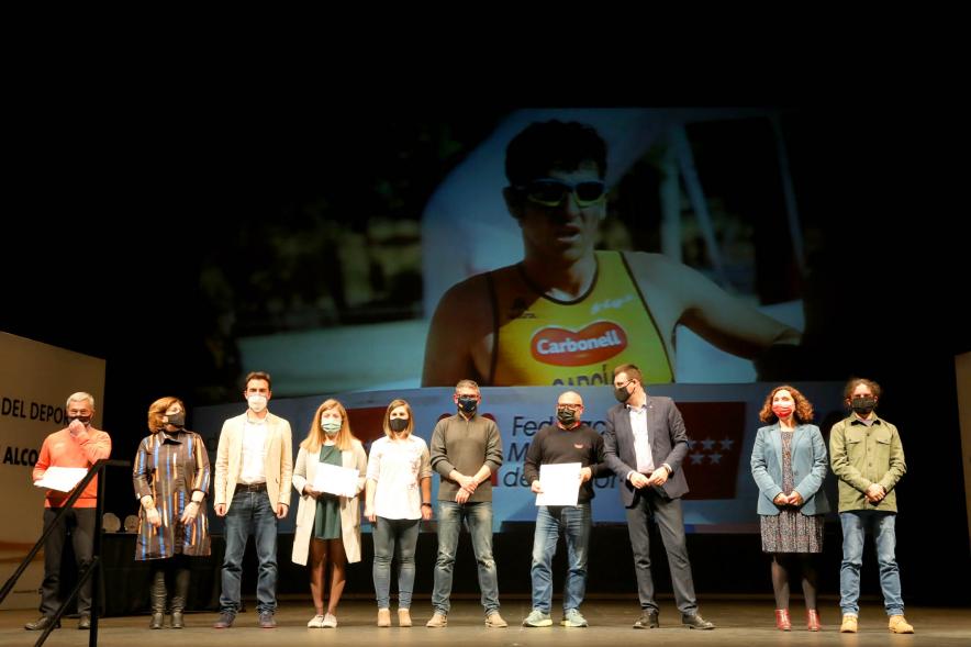 Gala del Deporte 2020 - Imagen de autoridades presentes en el acto posando con algunos de los premiados.