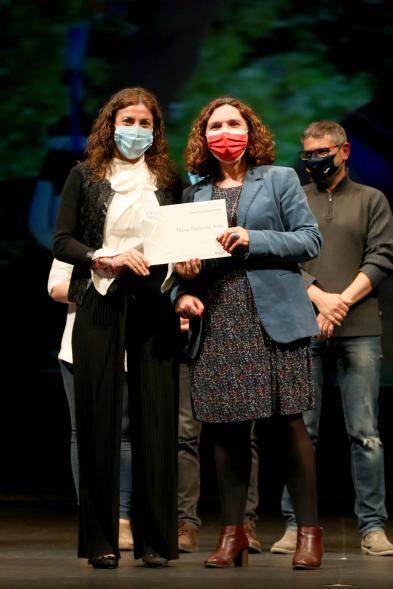 Gala del Deporte 2020 - Imagen de una de las premiadas, posando con su diploma  después de haberlo recibido de manos de la edil Ana Sotos.