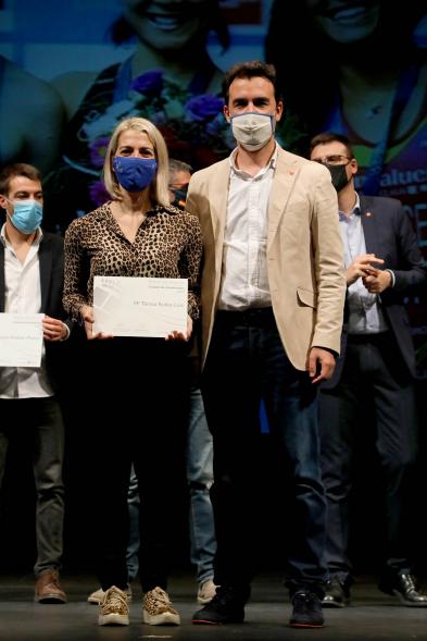 Gala del Deporte 2020 - Imagen de una de las premiadas, posando con su diploma.
