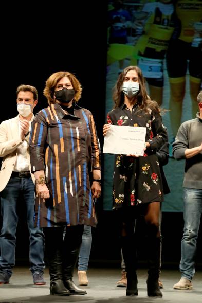 Gala del Deporte 2020 - Imagen de una de las premiadas, posando con su diploma.